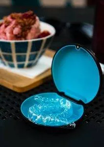 Khay Nieng Trong Suot 2 212x300